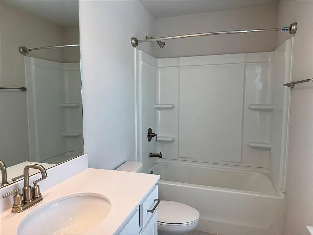 3 bed, 3.5 bath, 2019 sqft, $2,500 — Photo 2