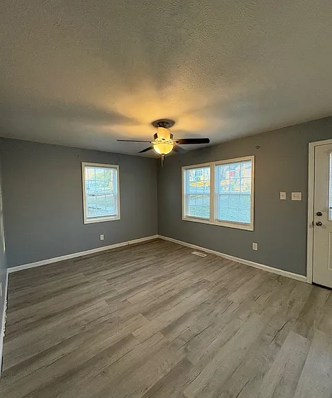 908 E Valley Dr — Photo 4