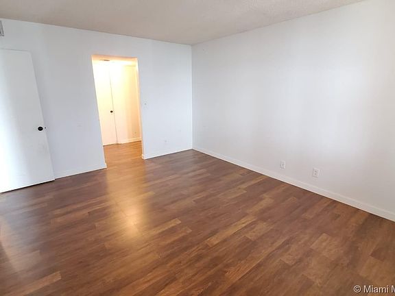 5th image of 2025 NE 164th St APT 1007