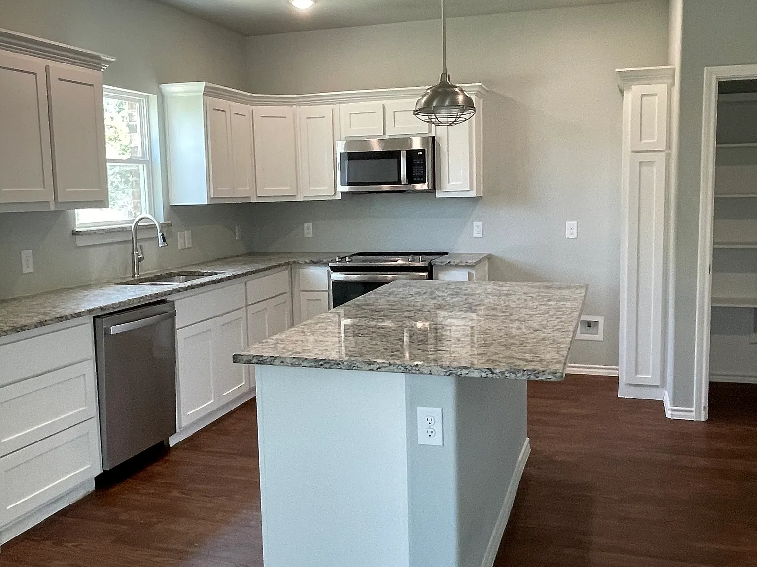 3 bed, 1252 sqft, $1,625 — Photo 2