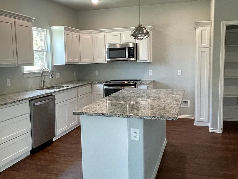 1008 Woodland Dr — Photo 2