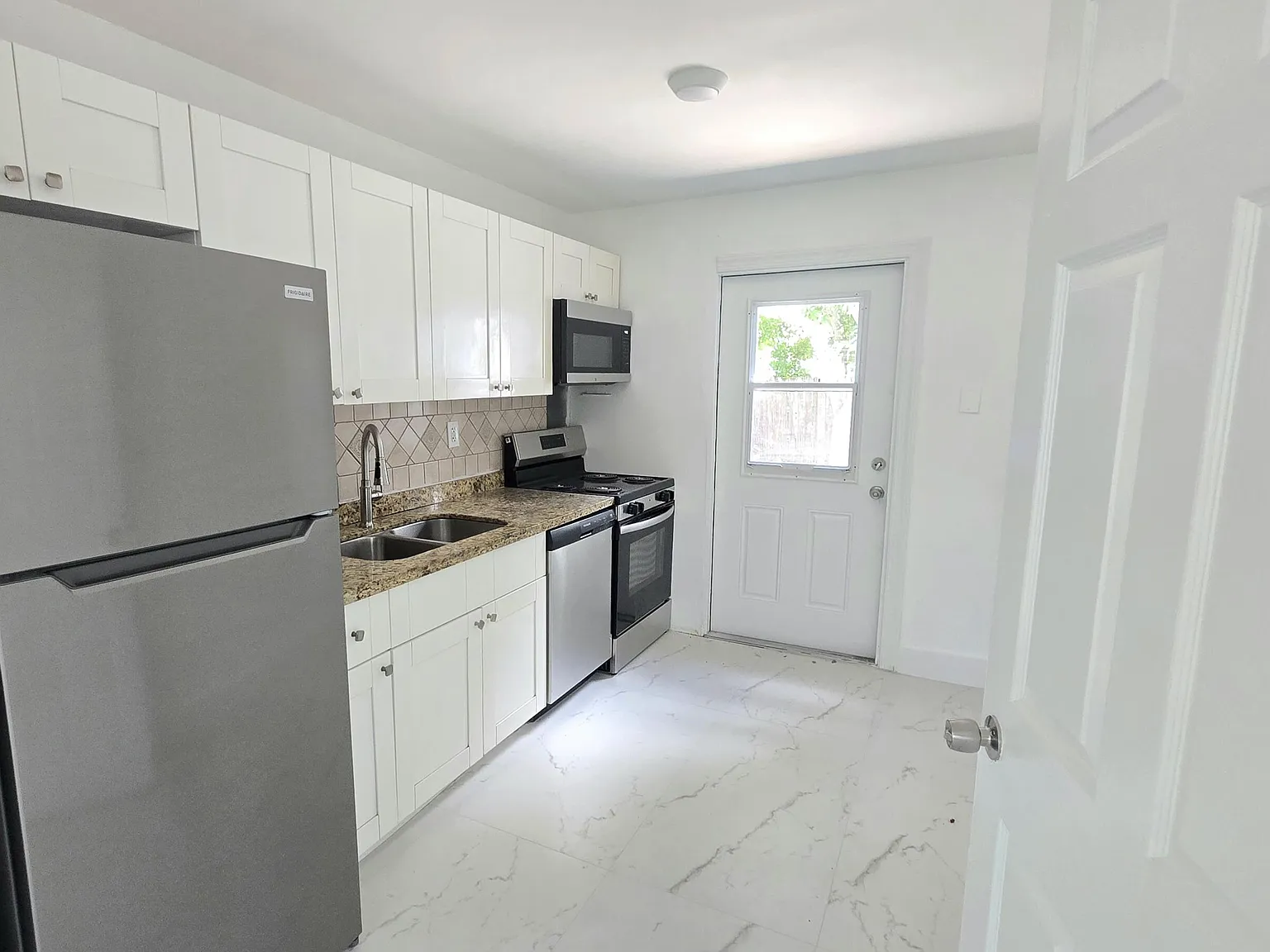 3 bed, 2.0 bath, 972 sqft, $2,900 — Photo 3