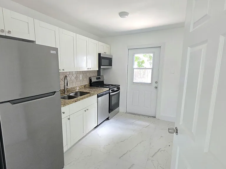 2849 NE 13th Ave — Photo 3