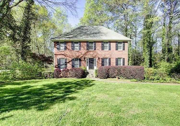 1st image of 823 Pinehurst Dr