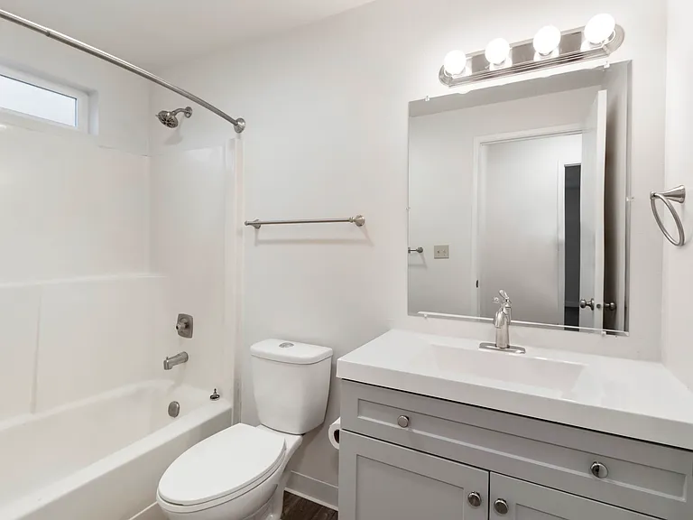 D Place Apartments — Photo 8