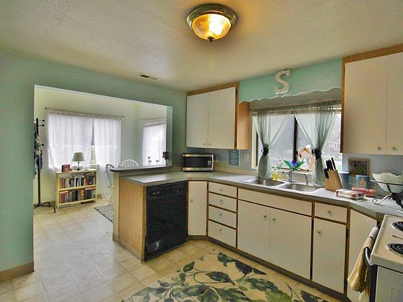 5th image of 109 Railroad Ave