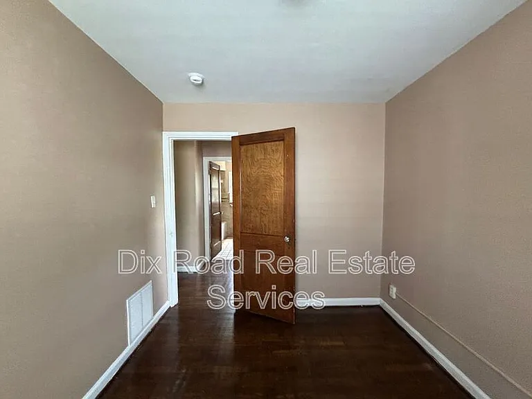1927 Burroughs Dr — Photo 29