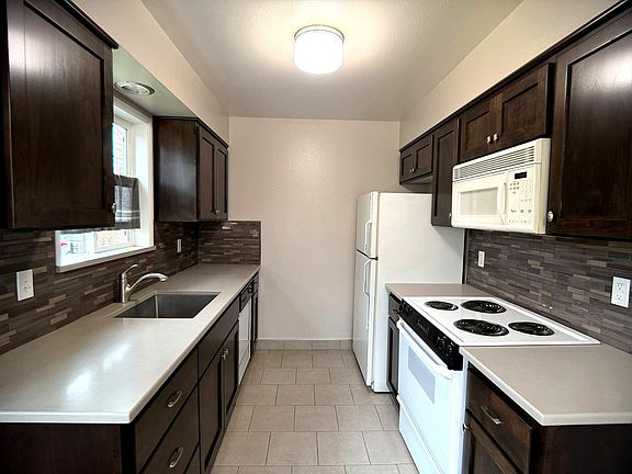 3rd image of 615 E 22nd St