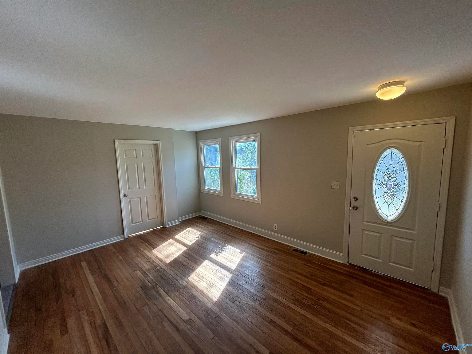 3 bed, 1.0 bath, 1300 sqft, $1,100 — Photo 2