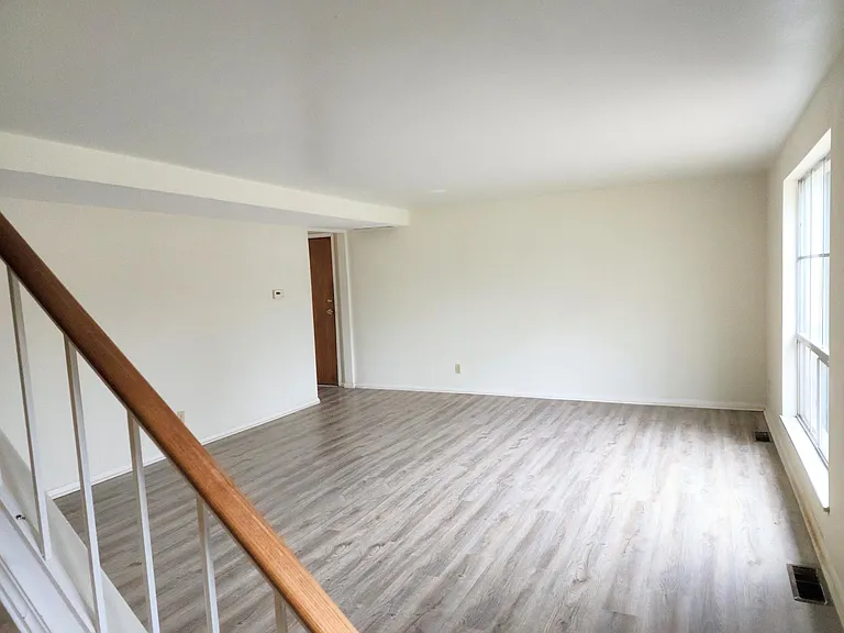 1013 W Willow St — Photo 6