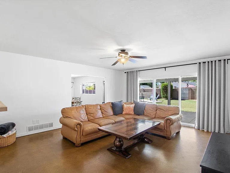4320 E Clarendon Ave — Photo 10
