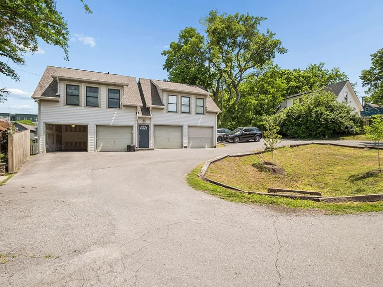 415 Van Buren St — Photo 29