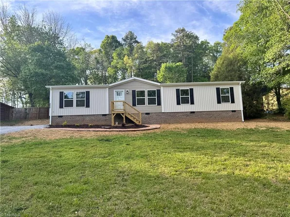 5640 Plantation Dr, Trinity, NC 27370