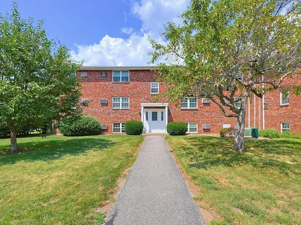 91 Pleasant St APT D1, Medfield, MA 02052