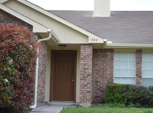 1309 E Branch Hollow Dr, Carrollton, TX 75007