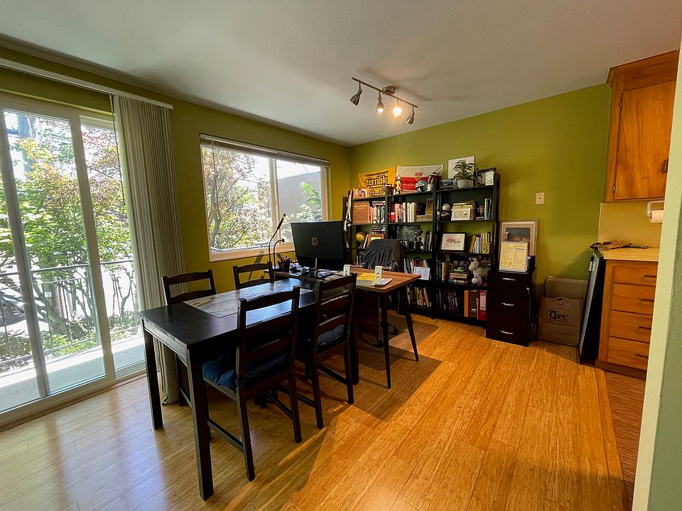 Dining area, adjacent to kitchen