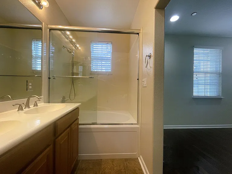 863 N King Rd — Photo 7