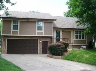 636 SW Philip Ct, Lees Summit, MO 64082