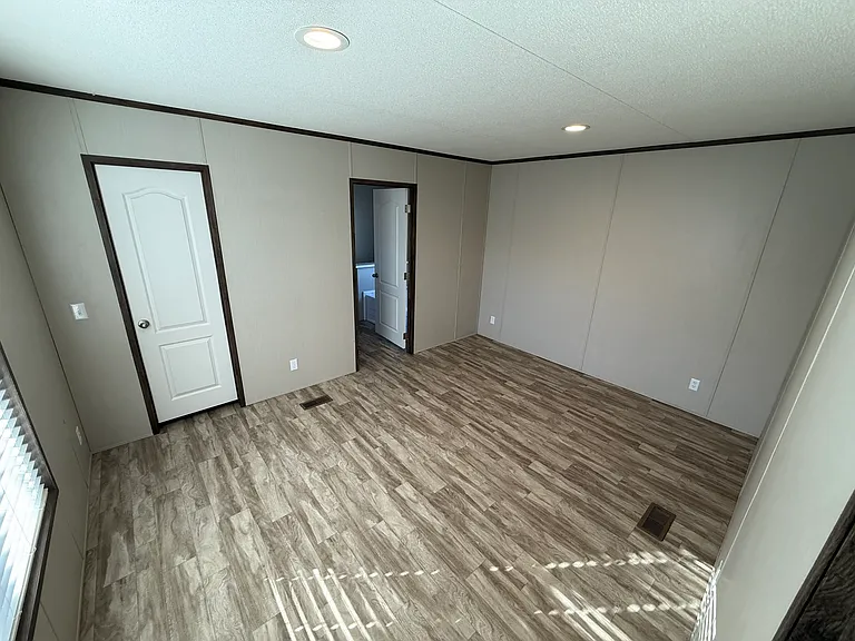 137 Eldridge Ln — Photo 5