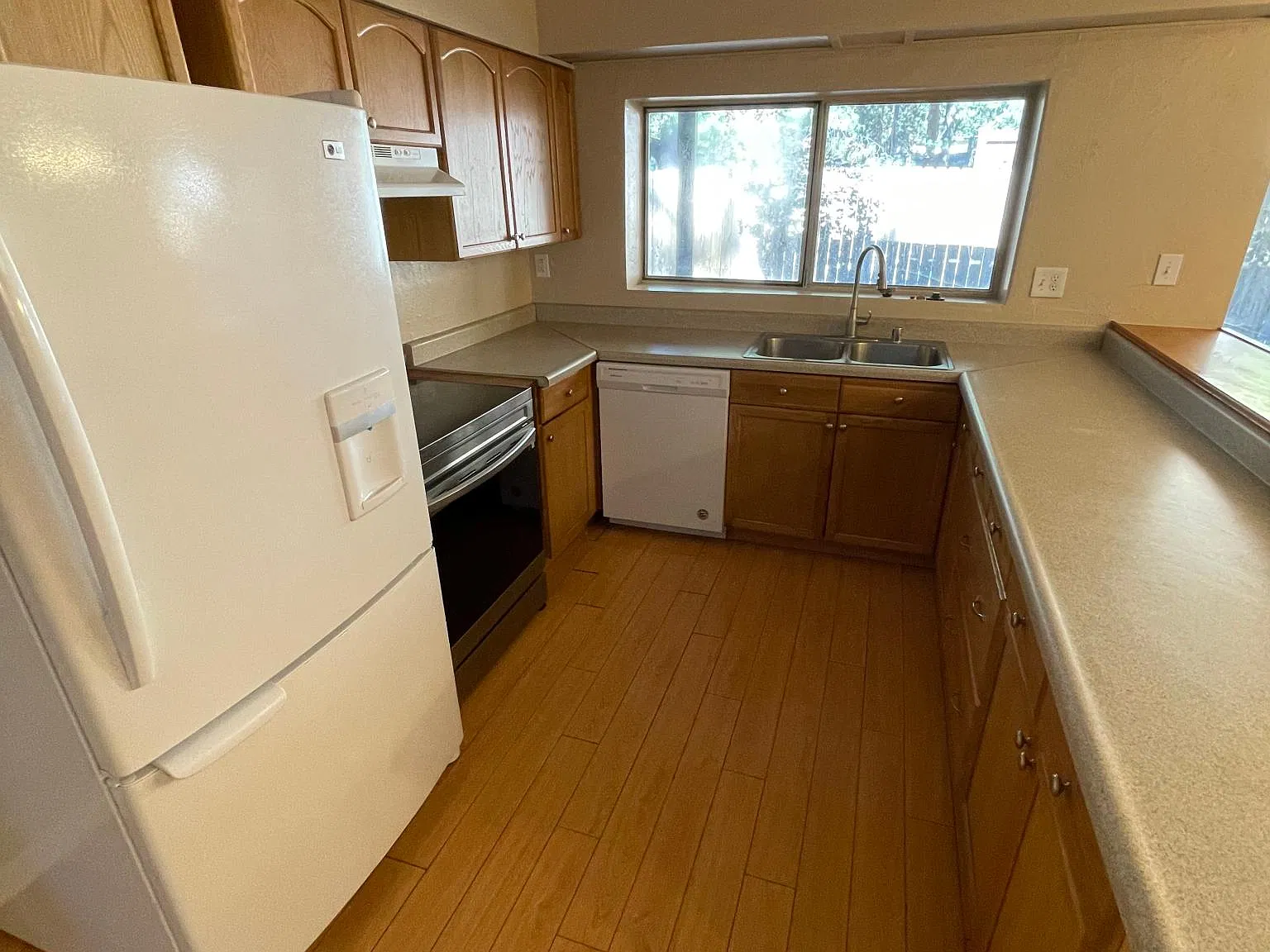 772 Modesto Ave — Photo 2