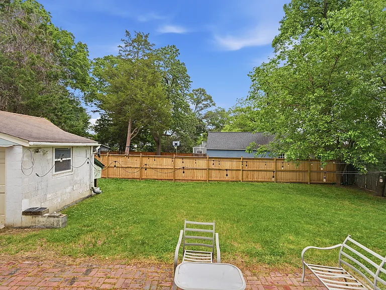 855 N Frederick St — Photo 35