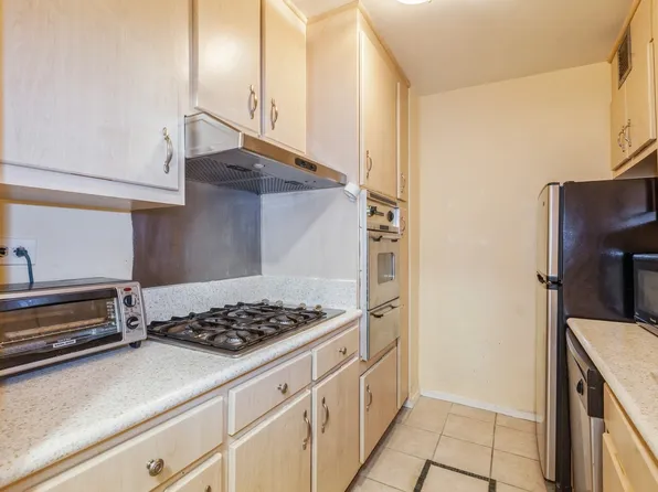 70-25 Yellowstone Boulevard image 10 of 35