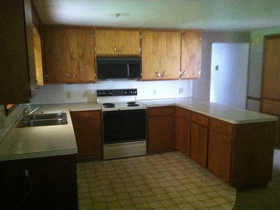 3rd image of 2109 Royal Oak Ave