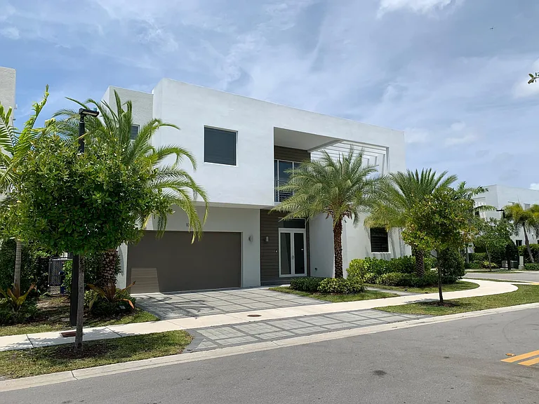 10045 NW 76th Ter — Photo 3