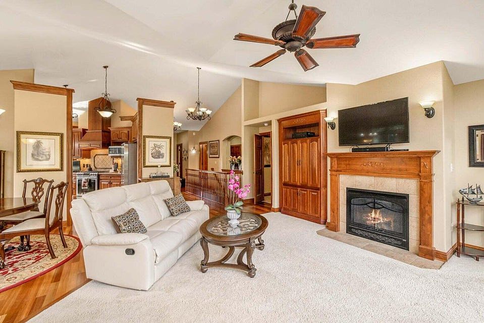 Warm & Inviting Living Room - Gas Fireplace & Vaulted Ceilings
