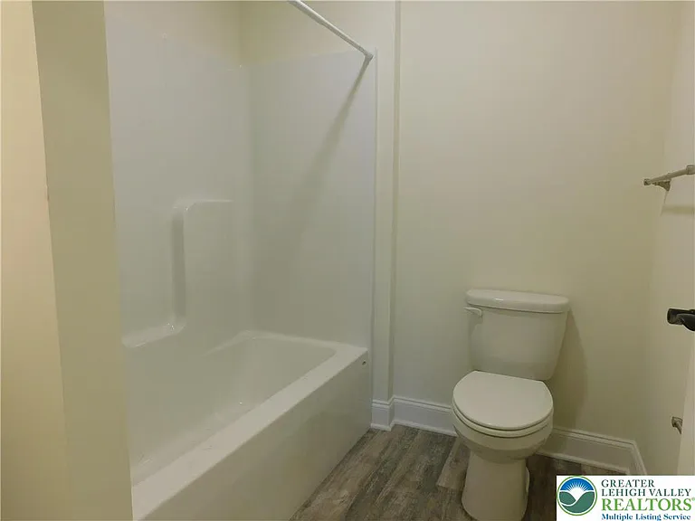 1549 Burkhardt St #C — Photo 23
