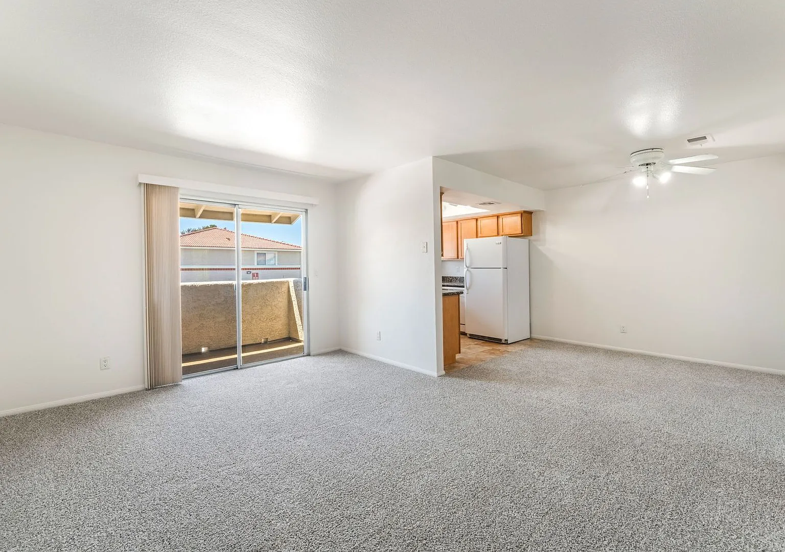 Charming Condo with new carpet & paint, located just minutes away from Summerlin! — Photo 3