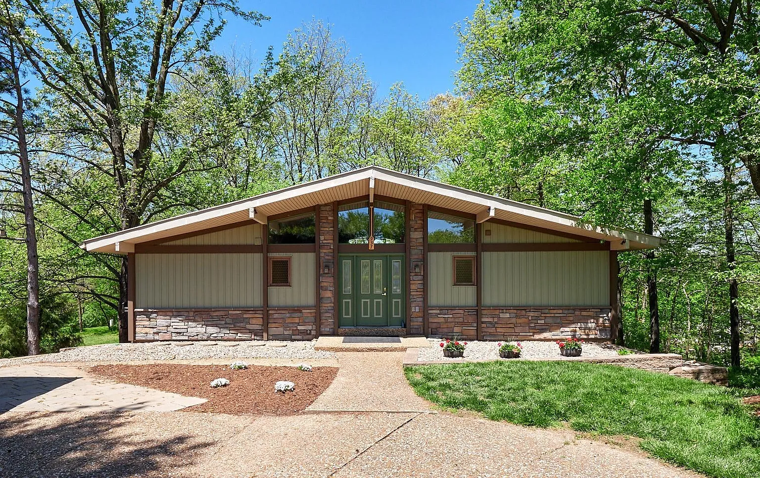 937 Saxony Ct photo 1