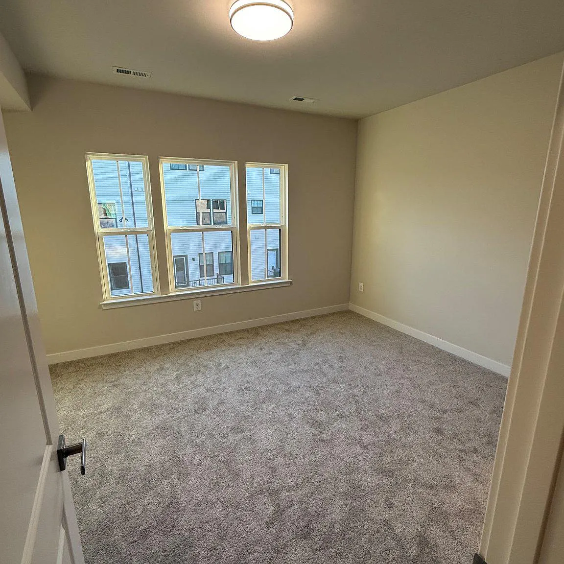 4 bed, 4.5 bath, 2075 sqft, $4,000 — Photo 4