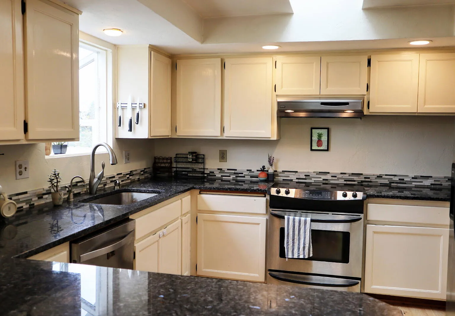 3 bed, 2.0 bath, $2,750 — Photo 3