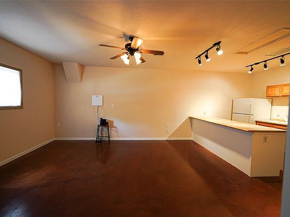 3rd image of 2401 1/2 De Soto Dr #A
