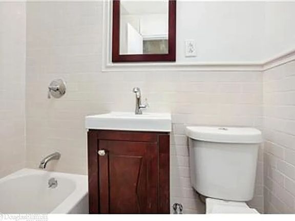 5th image of 230 E 52nd St APT 3D