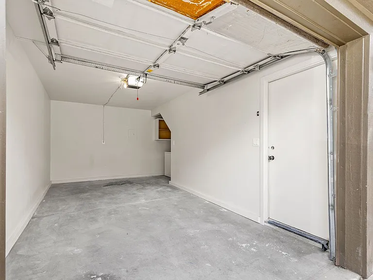 3325 E Lockett Rd — Photo 40