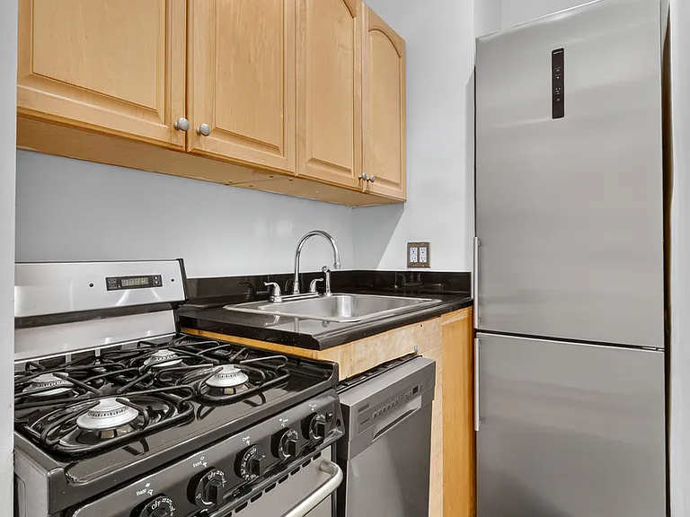 150 W 58th St #11B — Photo 9