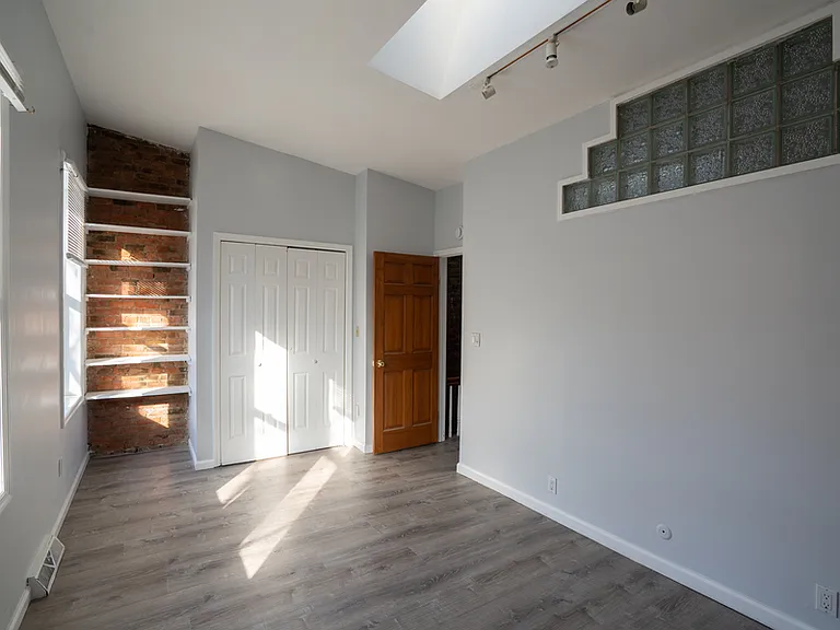 335 Hudson Ave — Photo 19