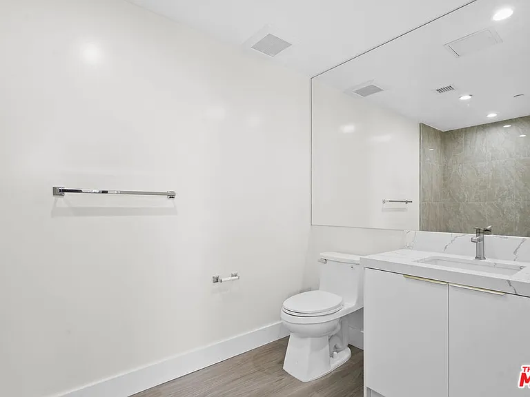 11042 La Maida St #203 — Photo 10