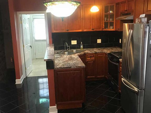5th image of 609 Oak St