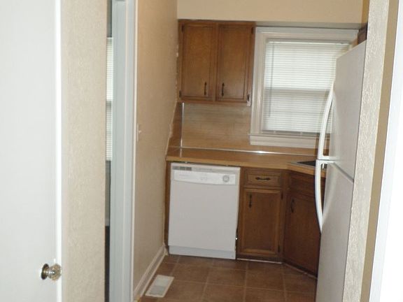 2nd image of 215 Capital Ave APT C1