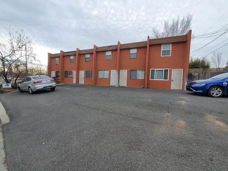 301 Morningside Dr SE #A-F — Photo 3