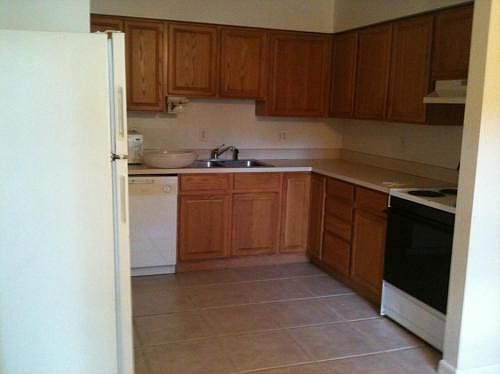 4th image of 2500 Greenleaf Dr