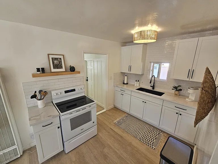 411 Mindoro St — Photo 11