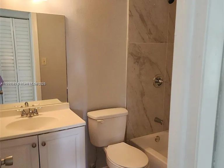 6061 Shakerwood Cir #208 — Photo 12