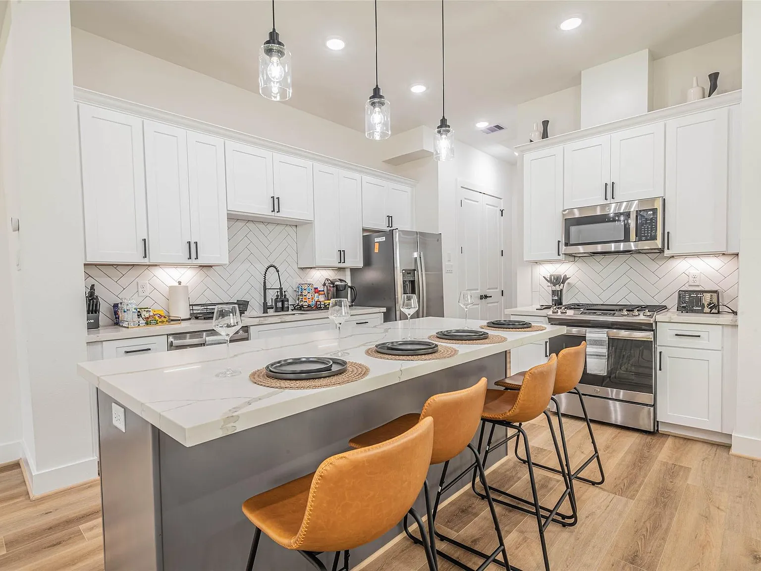 3 bed, 3.5 bath, 1957 sqft, $2,800 — Photo 3