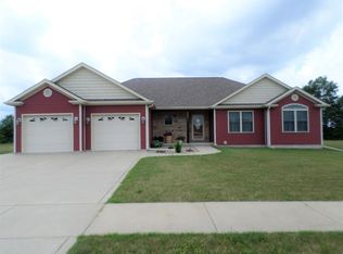 528 Juniper St NW, Demotte, IN 46310