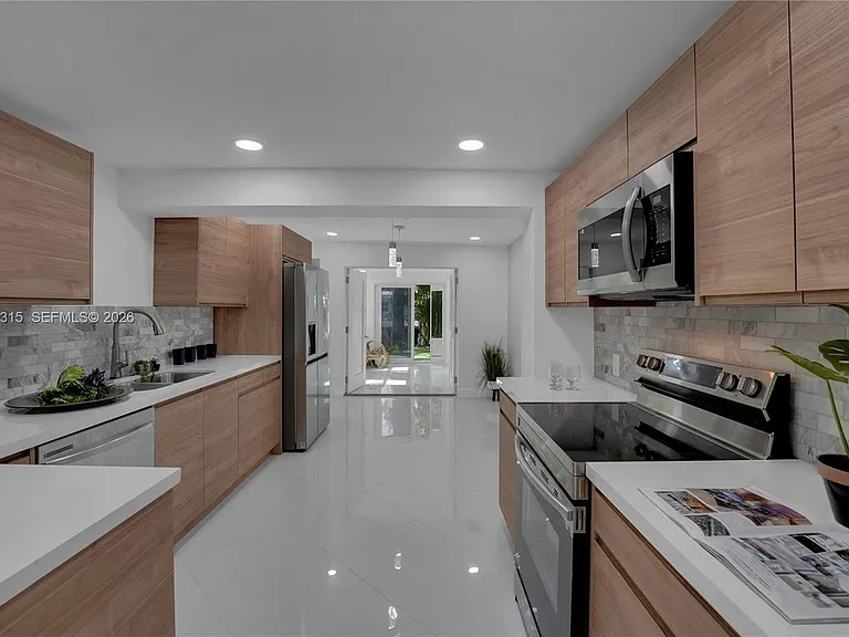 1137 SW 8th Ave — Photo 1