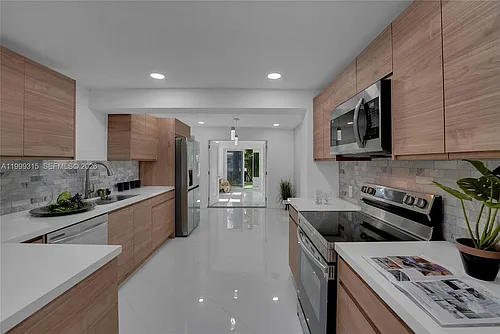 1137 SW 8th Ave Photo 1